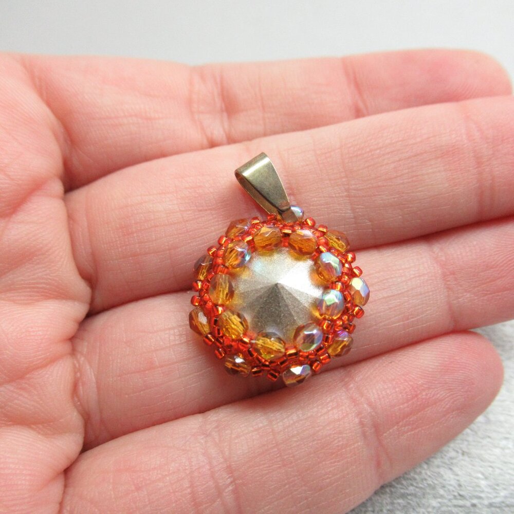 Hand Woven Rivoli pendant - Picture 5 of 12
